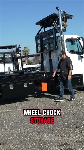 This Freightliner Hooklift Build 💪