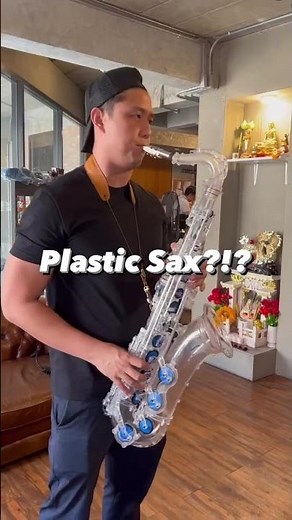 Does the saxophone material make a difference? Trying out a cool Vibrato plastic tenor sax!
