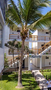Ven a vivir la más hermosa experiencia de hotel frente al mar, donde podrás disfrutar de una perfecta vista al balneario de Máncora y la diversión de sus actividades acuáticas y despierta en un nuevo día con la refrescante brisa desde nuestras hermosas habitaciones con balcón vista a la playa. ¡Te esperamos! #mancorabay #hotel #frentemar #playamancora #playas | Mancora Bay Hotel
