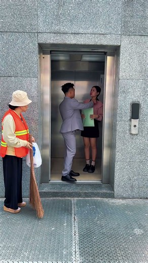 HK- “Quick Hands, Saved Her” #HUGO #kindness #shorts