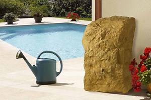 Ce récupérateur d'eau de pluie discret et décoratif de 300 L ressemble à un énorme rocher