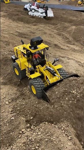 Hydraulic RC loader has so much more power