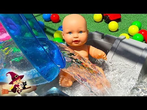 🐠 LA BEBE JUEGA en la PISCINA con BOLAS de COLORES 🌈
