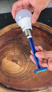 2.3M views · 15K reactions | ¡Se ha revelado un electricista experimentado! (Cómo reparar una bombilla quemada con una cuchilla de afeitar) | Sabor en Minutos | Facebook