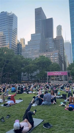 🧘‍♀️🌞 YOGA SEASON is BACK at Bryant Park! 🌿🧘‍♂️✨Grab your mat and join us for some seriously soothing stretches right in the heart of Manhattan! 🏙️💛Whether you’re a total beginner or a seasoned yogi, everyone’s welcome to breathe, move, and reset under the open sky. 🌤️💫Morning boost? ✔️Sunset chill? ✔️Inner peace? Definitely. 🕊️💕📍 Location: Bryant Park🎥 Check out the vibes in the video below!💚 Free classes, good energy, better community.Tag your yoga buddy & don’t miss out! 🙌🧘‍♀️�