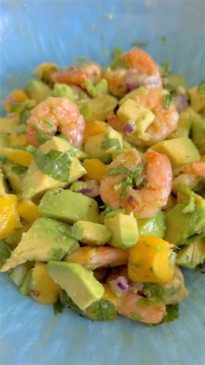 🥗 Salade.deouff on Instagram: "Salade fraîcheur mangue avocat et crevette 🥑 ©️ Une recette présentée par @laviedunefitmum 🎥😋 "Rejoignez-nous sur @salade.deouff pour un tourbillon de fraîcheur et de saveurs – des salades gourmandes qui réveillent vos papilles ! 🥗✨ #SuivezNous" Ingrédients : -150g de mangue -100g d’avocat -150g de crevettes cuites -15g d’oignon rouge -1/2 cac d’huile d’olive -coriandre fraîche -jus de citron On va commencer par couper en cube l’avocat et la mangue. Ensuite on
