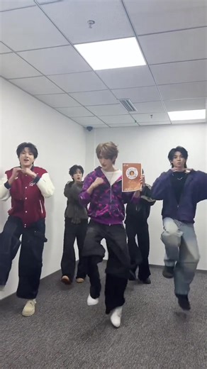 Big welcome to PD-nim @jypark_official🎉 Just like this, CIIU dancing to greet the boss JYP #CIIU #뻔푸소년 #奔赴少年CIIU #JYP #fyp #CLOSERTOYOU #奔赴少年 #JYPark