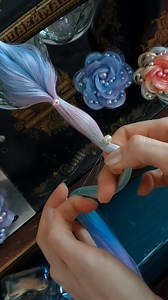 Shall we make a lovely puffy type braid in only a couple of mins🥂 At first glance, this type looks similar to a regular fishtail braid form. However, it is simpler and easier to make. I am showing in the video, simply using only the elastic band, not using thread. ✨️ Since it is not interesting to use only the elastic band, I added a simple decoration by connecting a small bead to the elastic band directly🪸 Thanks for enjoying and trying it.✅️ Warm hug from Siberia, SiberianDreads🌬🌈 #rainbow