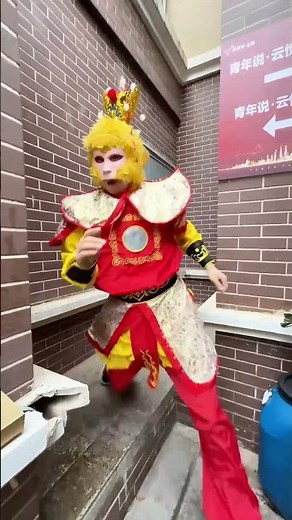 Monkey Brother's ultimate escape from the security guard!#funny#extreme