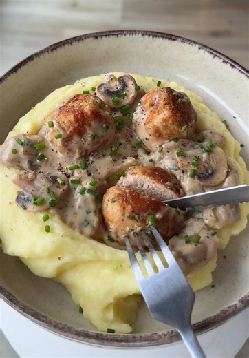 Boulettes de poulet à la sauce champignons et purée maison