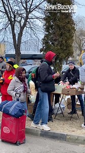 Vama Siret - a 4-a noapte de după începerea războiului din Ucraina! 400 de refugiați / oră pot intra acum în Siret! Mii de voluntari îi așteaptă cu mâncare, ceai și un loc de cazare! | NewsBucovina.ro