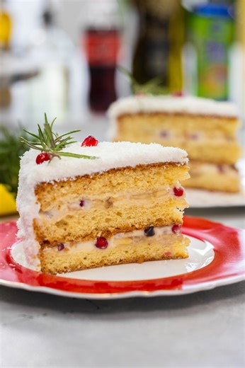 BİM Türkiye on Instagram: "Narlı Kış Pastası Kişi sayısı: 10 kişilik Zorluk: Kolay Hazırlık süresi: 15 dakika Pişme süresi: 15 dakika Dinlenme süresi: 6 saat 1,5 paket Pasta Milan pasta keki 2 adet muz Yarım paket Daphne damla çikolata Yarım adet nar Yarım paket Dost krema 1 paket Daphne krem şanti 1 su bardağı Dost süt Yarım paket Destan Hindistan cevizi 750 ml Dost süt 2 çorba kaşığı Efsane un 2 adet Bili bili yumurta sarısı Yarım su bardağı Şafak toz şeker 1 paket Destan vanilin 1 çorba kaşığ