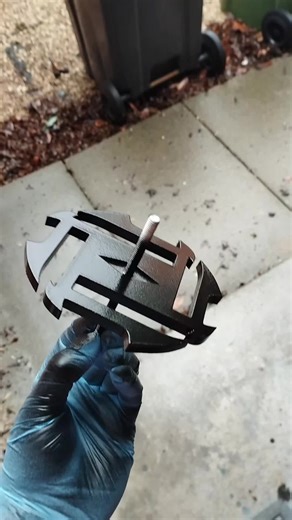 The sides look nice and smooth at least! It's also just dawned on me... why didn't I print the handle in red? #3dprinting #bleach #anime #cosplay #artist