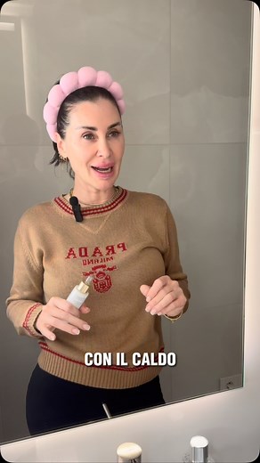 Valentina Tecchio on Instagram: "Quante volte ti è capitato d’estate di mettere la crema… e dopo 5 minuti senti la pelle che suda come se fossi in palestra? No, non sei tu. È la crema sbagliata! D’estate la pelle ha bisogno di idratazione leggera, texture che si assorbono in un attimo, e soprattutto… che non ti facciano sentire appiccicosa tutto il giorno! Scegli formule fresche e adatte alla stagione calda. La tua pelle ti ringrazierà! #SkincareEstiva #PelleCheRespira #CremaLeggera #SummerSkinc