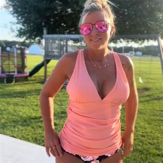 Beachsissi on Instagram: "Summer Hues ☀️ #bikini #redtankini#necklace #curlyhair #summervibes #misssummer #holiday #2023trends #swimsuitfashion #ootd #chic #holidayseason #shine"