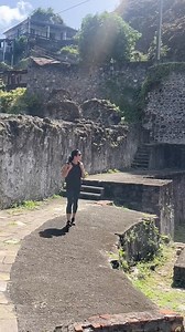 Un endroit à ne pas manquer lors de votre prochain voyage en Martinique: la commune de Saint-Pierre! Une région riche en histoire et en paysages époustouflants! Petite correction dans le cadre de cette vidéo: Le survivant de l'éruption volcanique dont je parle dans cette vidéo est Louis-Auguste Cyparis, mais il y a eu aussi un autre survivant, Léon Compère, qui s'était caché dans son sous-sol. Donc il n'y a pas eu un survivant, mais deux! :) Plus de détails ici: CC: Comité Martiniquais du Touris