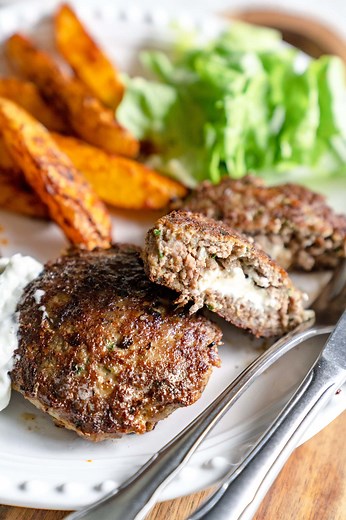 Bifteki - Griechische Frikadelle mit Feta gefüllt