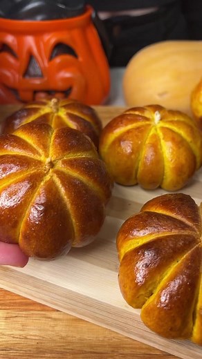 SE VIENE HALLOWEEN: Hacemos unos panes de calabaza súper humedos y esponjosos 🎃✨. - 500 gr harina 🌾 - 10 gr sal 🧂 - 150 ml leche 🥛 - 20 gr azúcar - 60 gr manteca 🧈 - 20 gr levadura fresca (8 gr levadura seca)- 200 gr pure de calabaza 🎃 #recetas #recetasfaciles #pan #calabaza #Halloween #pumpkin #bread | Ailu Tokman