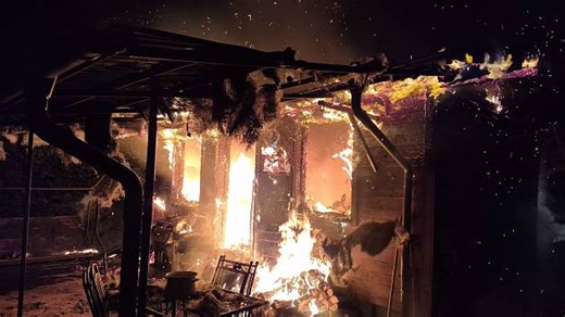 Zahradní domek ve Zlechově pohltily plameny, škoda se blíží milionu korun