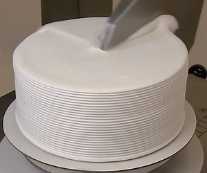 The Cake-o-Matic 1000i Is a Robotic Cake Frosting Machine