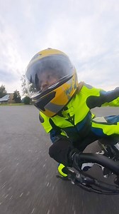 Za nami 12 godzin treningu. Nadia idzie jak burzą a ma dopiero 9 lat. Postaram się jej przekazać wszystko to czego się nauczyłam a reszta w jej rękach i nogach #motorcycle #Pitbikes #motogirl #mrf #motocyklisci | Magdalena Plich
