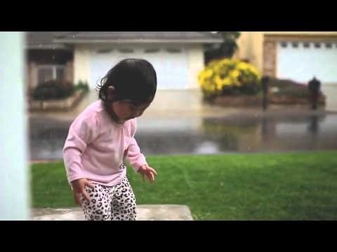 La emoción de una niña que ve por primera vez la lluvia