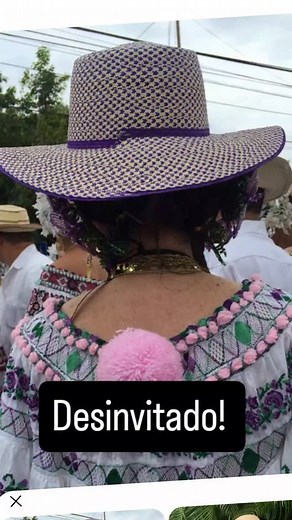 Estas desinvitado sombrero de colores alegres al último grito de la moda artesanal sombreril de nuestro país. No eres tradicional. Como parte de las normas y prohibiciones de la resolución de @atp_panama para las @milpollerasatp, no debes traer estos sombreros no tradicionales ni conforme al uso de las indumentarias tradicionales si vas en una delegación. Tienes que seguir el manual de uso correcto de las indumentarias tradicionales. Puedes descargar el documento original en la Página de la gace