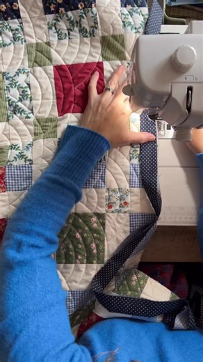 Jennifer Jones on Instagram: "Something so unbelievably classic about this version. And the quilting by @nighthawk_quilting took it to the next level. I choose this pantograph a lot (Baptist Clamshells) but it’s because it always looks so good on the types of quilts I make! Classic and simple. 🤌 Full reveal will come tomorrow! 😍😘"