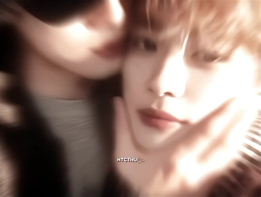 爱情不是激情时刻的甜蜜承诺，而是风雨中默默的忍耐和包容。爱情并非总是牵手或深情的眼神，而是双方选择相守，携手走过不完美的日子。世界或许广阔，选择也纷繁复杂，但只有当我们真心爱一个人时，一个眼神，一个微笑，就足以让整个宇宙变得多余。美好的爱情不是那种让我们不知所措的爱，而是那种让我们心安的爱。 “Tình yêu không phải là lời hứa ngọt ngào trong những khoảnh khắc say đắm, mà là sự kiên nhẫn và bao dung thầm lặng trong những giông bão cuộc đời. Tình yêu không phải lúc nào cũng là nắm tay hay những ánh nhìn sâu lắng, mà là hai người lựa chọn ở bên nhau và cùng nhau bước đi qua những ngày tháng không hoàn hảo. Thế giới có thể rộng lớn, và những lựa