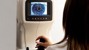 Optician Doctor Working Refractometer Machine Eye Stock Footage Video (100% Royalty-free) 1060494817 | Shutterstock