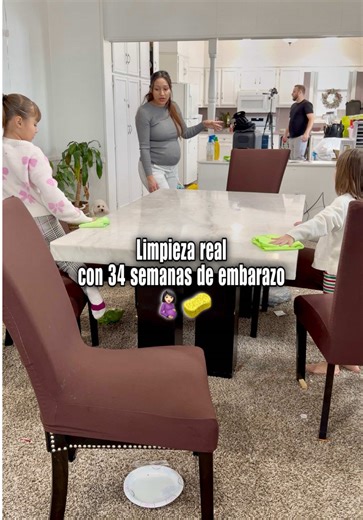 Aquí todos hacemos nuestra parte.🪣🧼😃 Limpieza real con 34 semanas de embarazo 🤍 #LimpiezaReal #EmbarazoReal #34Semanas #LimpiezaEnFamilia #Maternidad