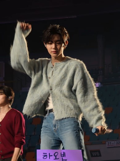 Zhang Hao Reads Fan Banner: 'Haobin Please Do Better~'