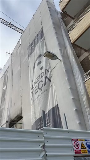 Junta de Freguesia de Benfica on Instagram: "Visitámos esta manhã as obras em curso que vão dar forma ao novo edifício habitacional da Rua Cláudio Nunes, conhecido como "edifício da Tradicional". O projeto prevê a criação de 13 novos apartamentos, de tipologia T0 a T2, representando mais um passo importante na estratégia de habitação acessível em Benfica. Esta intervenção integra o plano da Junta de Freguesia de Benfica para combater a carência habitacional em Lisboa. Até ao final de 2026, serão