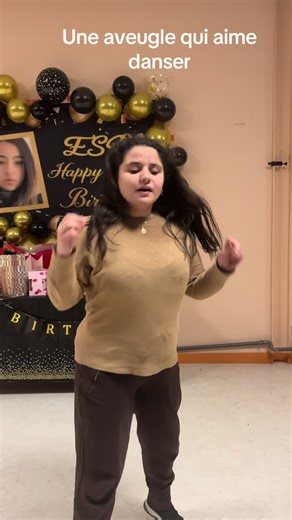 Une aveugle qui danse pour célébrer la vie