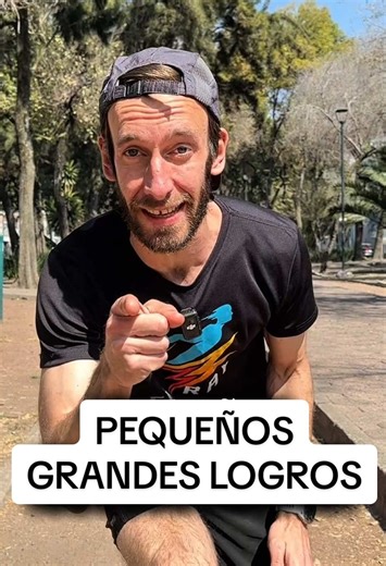 🙌🏻PEQUEÑOS GRANDES LOGROS🙌🏻 ❌No todos los entrenamientos se reflejan en el reloj. ✅A veces la mejora está en cómo respiras, en cómo te recuperas, o en que hoy no te rendiste. Eso también es progreso 🏃‍♂️🔥 👇 ¿Has sentido una mejora que no se ve en los tiempos? Cuéntamela en los comentarios 📌 Guarda este Reel para los días en los que el reloj no acompaña y compárteselo a esa persona que se frustra constantemente #runningtips #mejorarcorriendo #disfrutarcorriendo #grandeslogros #elrayfit