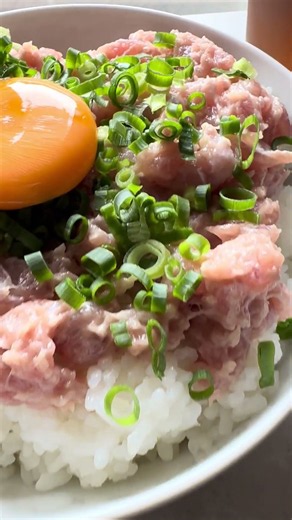 こんにちは🌏今日のランチはネギトロ丼セットでございます🐟🍚🥗#ランチ #ネギトロ丼 #海藻サラダ#烏龍茶