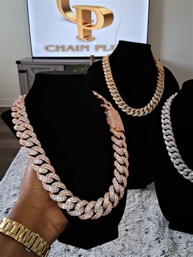22mm Cuban Link Chain – VVS Moissanite Diamonds – Rose Gold (Tester Certified) ✨ Details: Width: 22mm Material: Rose Gold EP/ 9.25 Silver Base (won’t fade) Stones: VVS Moissanite Diamonds (Tester Certified) Condition: New/Never Worn Clasp: Secure & durable ✅ Great for personal wear or as a gift. Serious buyers only. #luxury #CubanLink #cubanlinknecklace #CubanLinkChain #icedoutjewelry #icedout #diamonds #diamondring #diamondjewelry #jewlery #explore #explorepage #exploremore #custommade #customi
