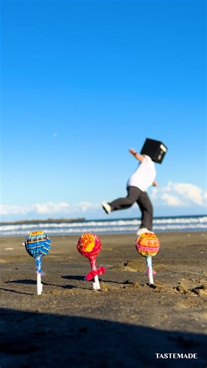 Tastemade Japan テイストメイドジャパン on Instagram‎: "【食べても捨てないで🍭】旅先でお菓子の箱に入ってみた結果....... 旅先での記念撮影、マンネリしてない？？？ 移動中に食べたお菓子の箱でいろんな動画撮ってみたら かわいくて楽しくて素敵な思い出ができたヨ (･ᴗ･)و テイストメイドマンと仲間たちが楽しそうで見ているこちらもにっこり🫶 #じゃがりこ #動画の撮り方 #旅行動画"‎