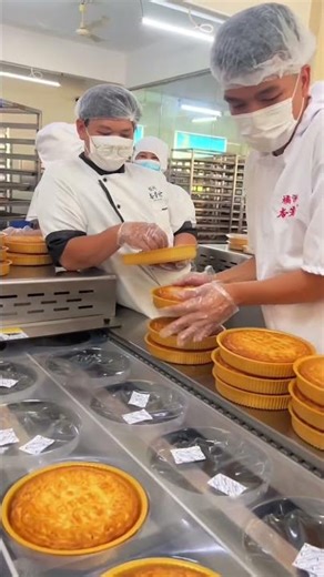 Speed and Precision: The Art of the Assembly Line##baking #chineseburger#mooncake