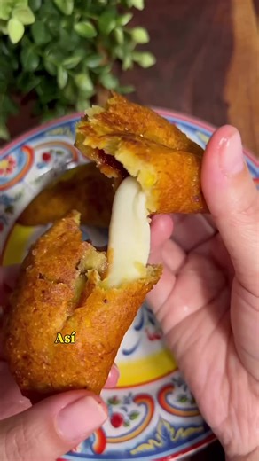 Si cocinas en casa, necesitas esto: Set de ollas antiadherentes con mangos removibles = más espacio, más orden y cero estrés al cocinar 👩‍🍳✨ No se pega, se limpia fácil y funciona en todo tipo de estufa. 💥 Calidad de chef sin gastar de más. 👉 Dale click al carrito naranja y llévatelas hoy mismo antes que se agoten 🛒 Para las empanadas de plátano Ingredients 2 plátanos maduros 2 cdas de mantequilla 1/2 taza de harina de maíz pre cocida 1 cdta de sal #carote #ollas