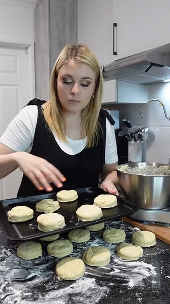 Vrek lekker scons 😃 #scons #vreklekker #lekker #vreklekkerresepte #contentbyc #tiktoksouthafrica #tiktoksa #tiktokfood #tiktokrecipes #tiktokfoodies #afrikaans #tiktokafrikaans #fyp