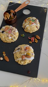 COOKIE SABOR PAN DULCE 🎄🍪 Si el pan dulce te gusta… esta cookie te va a enamorar. Y si no te gusta… también 😌 porque tiene todo lo rico, pero en formato galleta. Son suaves, llenas de frutos secos, chips de chocolate y ese aroma a fiesta que no falla. La superficie glaseada las deja aún más irresistibles ✨ 📝 Ingredientes (para cookies XL — aprox. 100 g cada una): • 120 g manteca (pomada) • 80 g azúcar rubia • 1 cda miel • 1 huevo • 1 cda ralladura de naranja • 1 cdta esencia de vainilla • 1/