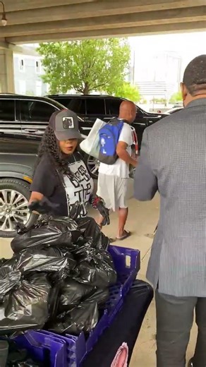 Dr. Candice Matthews helping #HoodiesForHealing #BlessingTheBlock