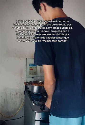 A minha mãe já era doente desde muito antes de eu nascer, mas tudo mudou mesmo quando meu irmão nasceu em 2017 e foi diagnosticado com autismo do grau severo, isso inclui: seletividade alimentar, deficiência intelectual, não saber coisas básicas e etc. Felizmente não é todo dia que ela fica de cama, mas é óbvio que tudo mudou do interno ao externo, ela já perdeu o brilho, a autoestima, a vontade de viver, o semblante, se ela tá aqui viva eu sei que é por causa dos filhos! Dói ver uma pessoa que 