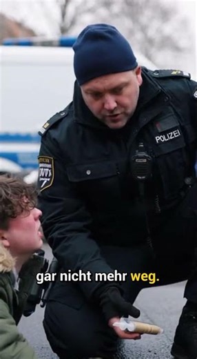 Klimaaktivist klebt fest: Die Polizei-Reaktion 😱