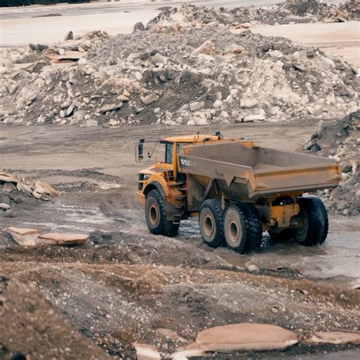 The land is frozen, and Parker's team is asking for help... 🥶 A new season of #GoldRush premieres Friday at 8P on Discovery. | Gold Rush