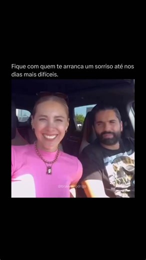 MEGA INCRIVEL on Instagram: "@lauanaprado | Porque nos dias leves qualquer um acompanha, mas é nos dias escuros que você descobre quem realmente acende a luz. Não é sobre perfeição, presentes ou discursos bonitos. É sobre presença, constância e cuidado de verdade. A vida já é pesada demais pra você dividir o caminho com quem te puxa pra baixo, te sufoca ou te esgota. Gente que soma é rara, gente que acolhe é preciosa, e quem te arranca um riso quando a mente está em guerra é quase um milagre par