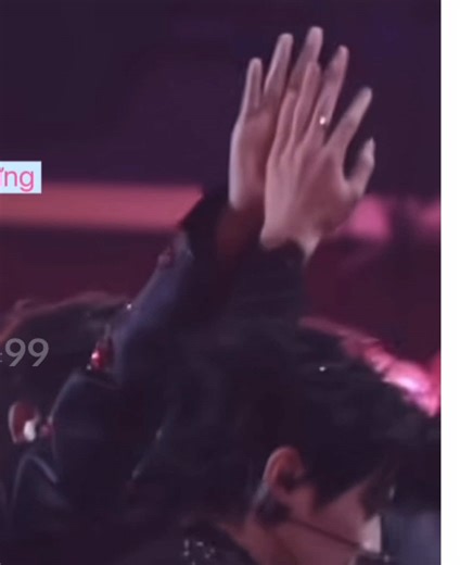 Hơn nữa là, những lúc tập luyện hoặc biểu diễn bên Wlj, Mzc cũng không cần phải liếc mắt để phối hợp như những ngkhac. Vì sao ? Vì Mzc em ấy biết, kiểu nào Wlj cũng sẽ phối hợp với em ấy, không để em ấy chơi vơi 1 mình. Điều này cho thấy Mzc cũng có phần ỷ lại vào sự nuông chiều của Wlj rồi 🤭 Vẫn là câu nói cũ của chị, “Ở nơi người khác, em luôn phải đi phối hợp với họ, chỉ riêng ở chỗ Wlj, thì em chỉ cần là chính mình mà thôi.” 🥰 Không biết mng có để ý không ? Nhưng toi nhớ hoài cái lúc ở NHN