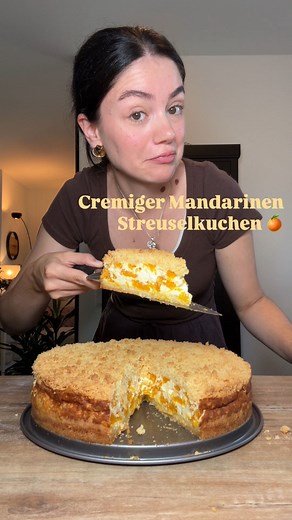Melina | echtes Leben & einfache Rezepte on Instagram: "Cremiger Mandarinen Quark-Schmand Streuselkuchen🍰🍊 10 Minuten Arbeit – eine ganze Backform Glück🍊✨ Fluffiger Quark-Schmand, fruchtige Mandarinen und knusprige Streusel… ich schwöre, dieser Kuchen ist Liebe auf den ersten Biss 🤍 Wer hätte gedacht, dass so wenig Aufwand so lecker sein kann? 💌 speichert euch das Rezept unbedingt ab und gebt mir gerne Feedback wie euch der Kuchen geschmeckt hat. Rezept Streusel + Boden: 350 g Mehl 1 Ei (M)