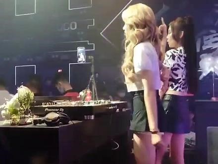 DJ的jio好像装了弹簧一样丝滑#dj小姐姐 #嗨翻全场 #大型蹦迪现场 #热门歌曲